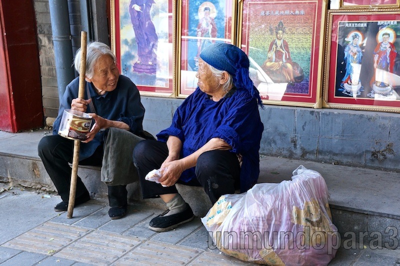 Ancianas sentadas en un hutong